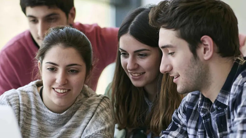 Φοιτητές περπατούν σε πανεπιστημιακό campus